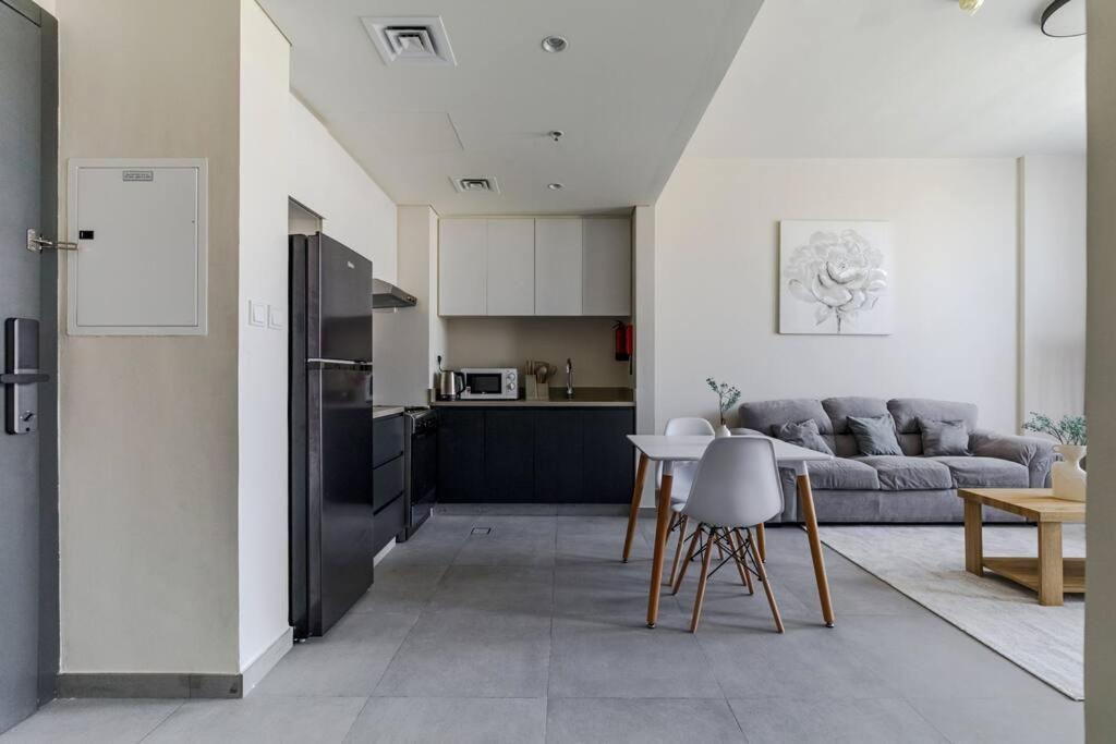 Sahab - Solo 1Br Apt In Al Jada Sharjah Exterior photo