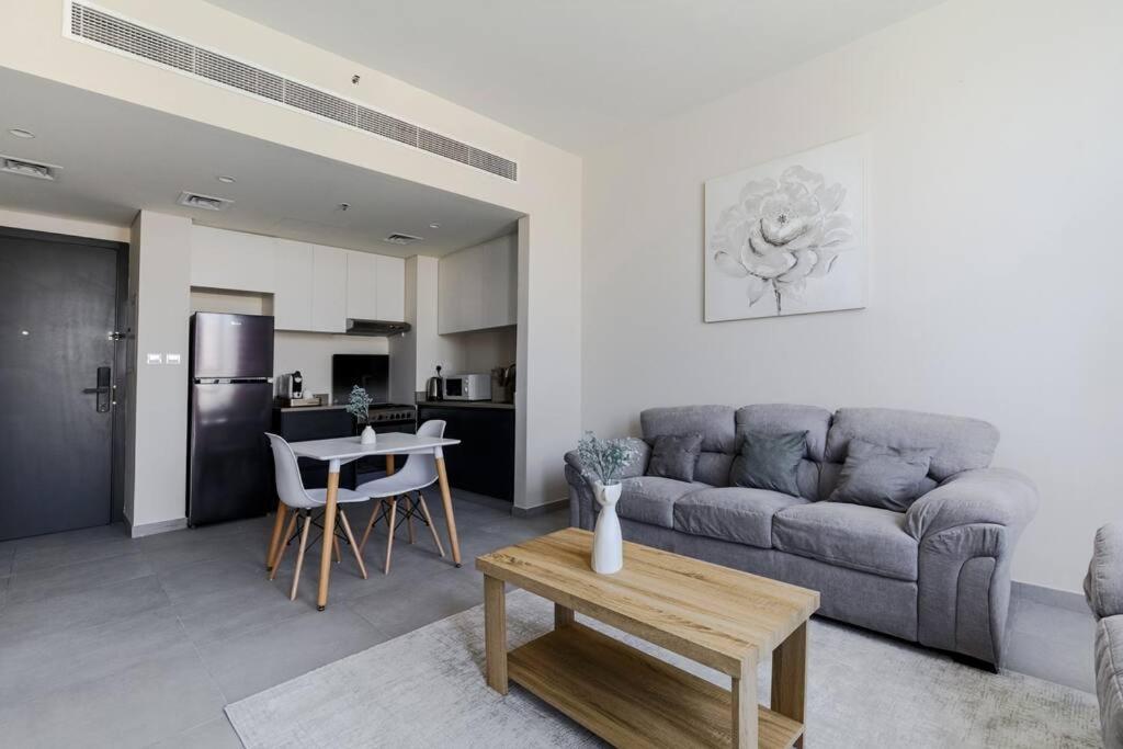Sahab - Solo 1Br Apt In Al Jada Sharjah Exterior photo
