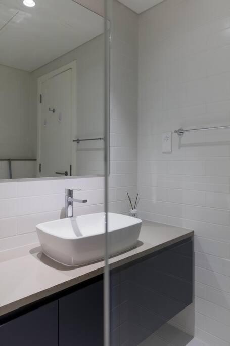 Sahab - Solo 1Br Apt In Al Jada Sharjah Exterior photo