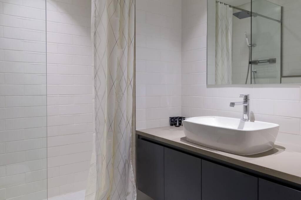 Sahab - Solo 1Br Apt In Al Jada Sharjah Exterior photo